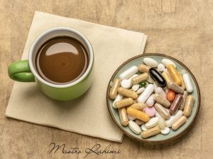 قهوه و مکمل ها : تداخلات پنهان که سلامت شما را تهدید میکند