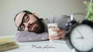 کافئین و خواب : چگونه محبوب‌ترین محرک دنیا امواج مغزی خواب را مختل می‌کند ؟